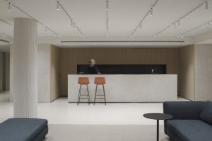 深圳市南山區(qū)中科納能大廈現(xiàn)代極簡主義辦公室裝修設(shè)計(jì)方案 前臺服務(wù)臺