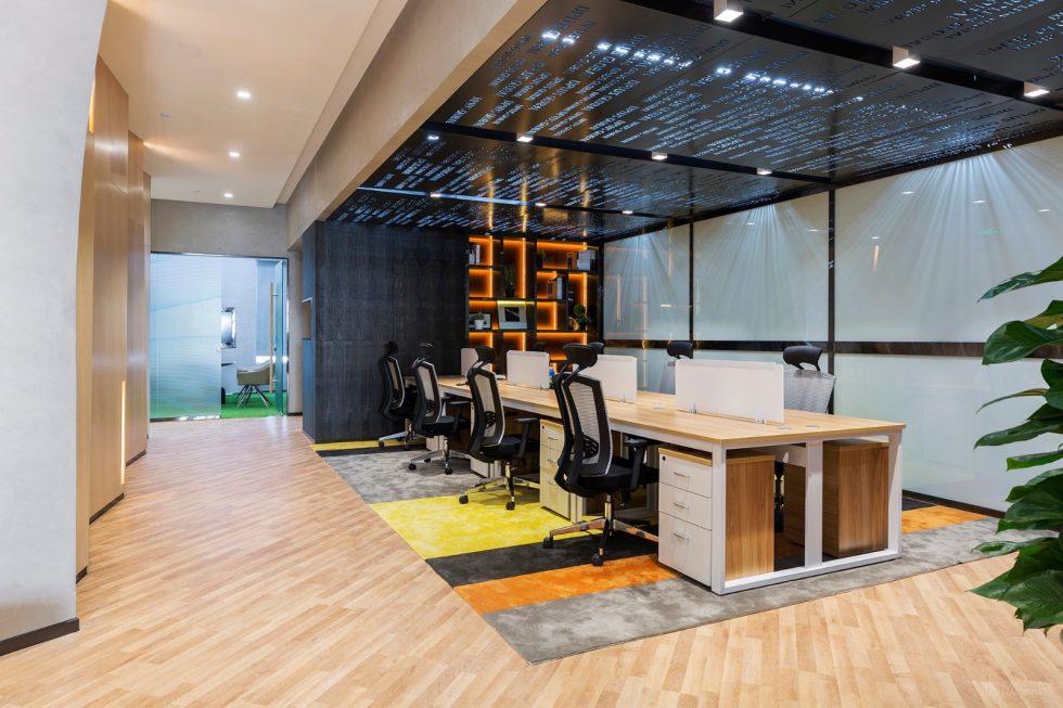 現(xiàn)代多元化風格辦公室裝修工程員工辦公區(qū)深色調(diào)裝飾展示柜