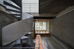 復(fù)古工業(yè)風(fēng)格茶室廊道長(zhǎng)條木制茶桌裝修效果圖