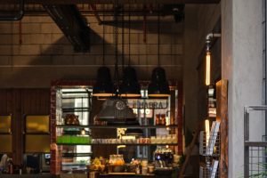 法式復(fù)古餐廳黑色金屬吊牌裝修設(shè)計(jì)