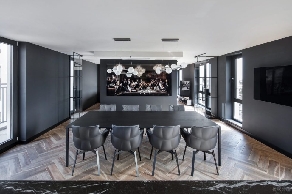 高端時(shí)尚健身房裝修設(shè)計(jì) 休息區(qū)黑色桌子