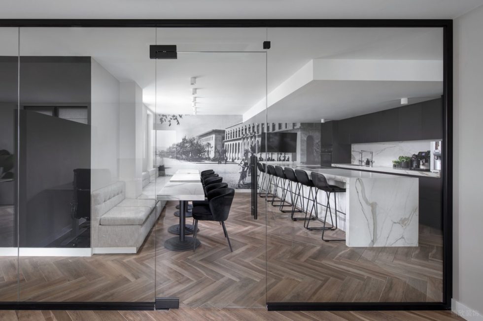 高端時(shí)尚健身房裝修設(shè)計(jì) 休閑區(qū)白色大理石臺(tái)面及黑色皮藝座椅