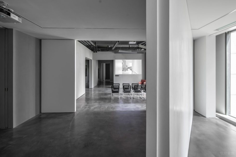 灰色極簡(jiǎn)工業(yè)風(fēng)辦公室裝修設(shè)計(jì)冷色調(diào)培訓(xùn)室