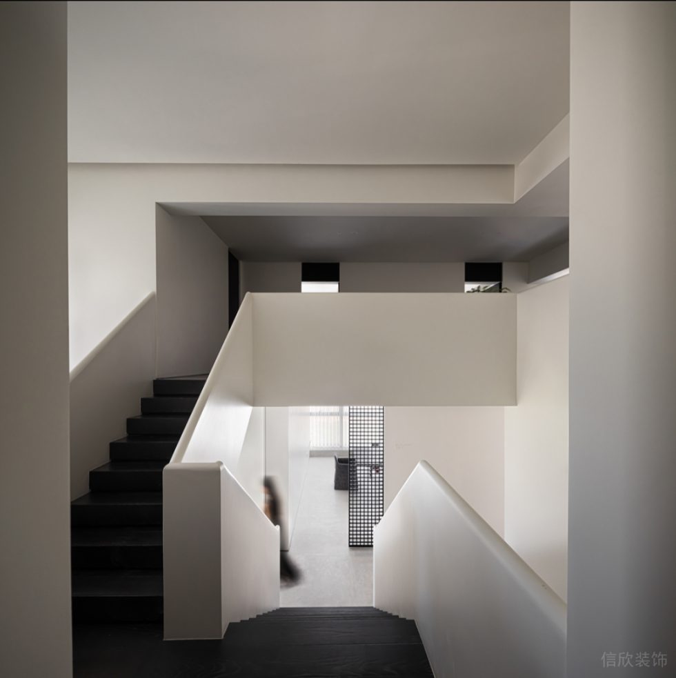極簡寧靜風辦公室裝修設計 黑白造型樓梯