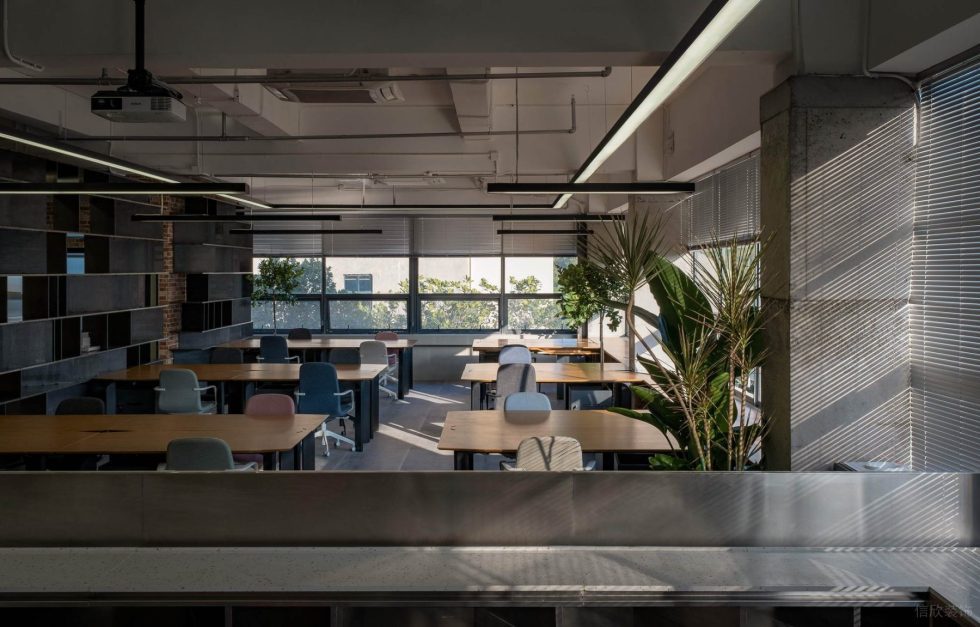 美式工業(yè)風(fēng)辦公室裝修設(shè)計(jì)木質(zhì)工作臺(tái) 美式工業(yè)風(fēng)辦公室裝修設(shè)計(jì)木質(zhì)工作臺(tái)