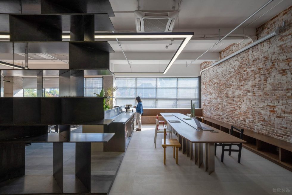 美式工業(yè)風(fēng)辦公室裝修設(shè)計(jì)暖色調(diào)開放式會(huì)議區(qū) 美式工業(yè)風(fēng)辦公室裝修設(shè)計(jì)暖色調(diào)開放式會(huì)議區(qū)