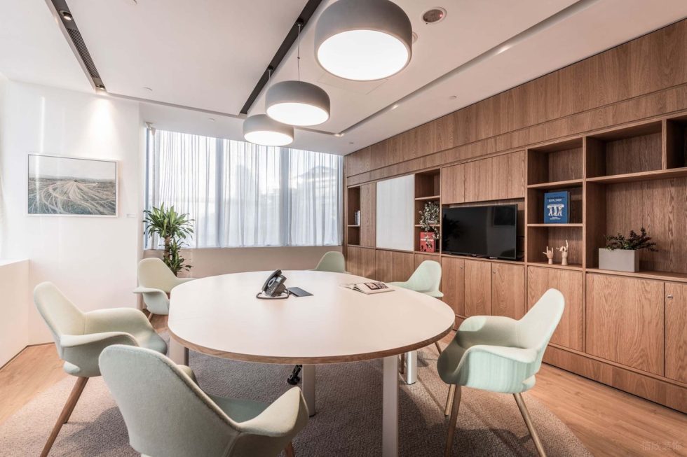 深圳寶安朗峻廣場木色簡約風(fēng)辦公室裝修案例會(huì)議室效果圖