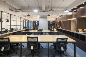 美式簡約風(fēng)辦公室裝修設(shè)計(jì)深色調(diào)辦公區(qū)效果圖