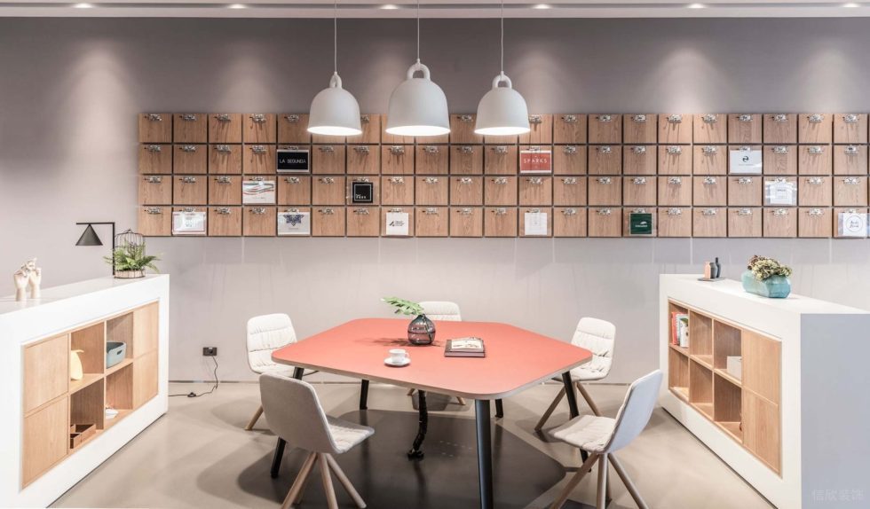 木色簡(jiǎn)約風(fēng)辦公室裝修案例洽談區(qū)淺灰色墻面 木色簡(jiǎn)約風(fēng)辦公室裝修案例洽談區(qū)淺灰色墻面