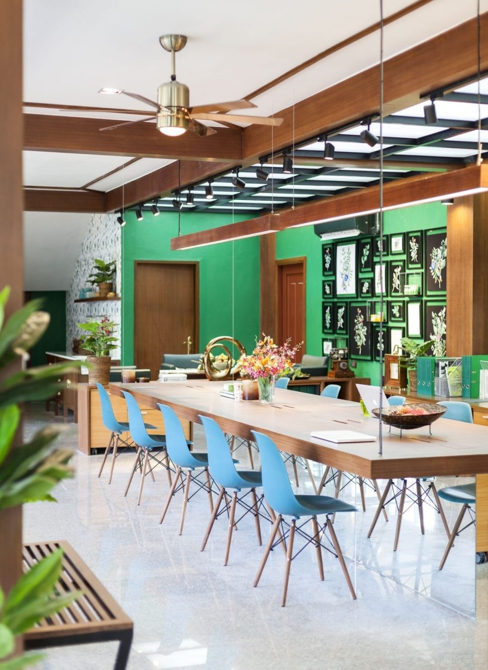 暖色田園風(fēng)辦公室裝修設(shè)計(jì)暖木色懸吊式辦公臺 暖色田園風(fēng)辦公室裝修設(shè)計(jì)暖木色懸吊式辦公臺