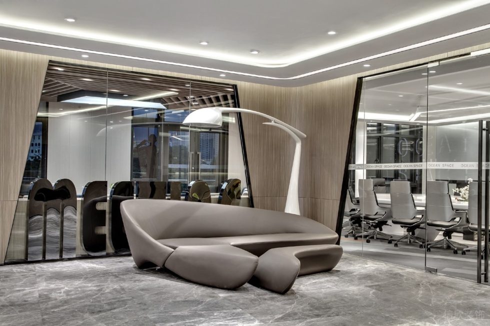 淺色調(diào)科幻現(xiàn)代風(fēng)辦公室裝修設(shè)計(jì)接待室灰色沙發(fā) 淺色調(diào)科幻現(xiàn)代風(fēng)辦公室裝修設(shè)計(jì)接待室灰色沙發(fā)
