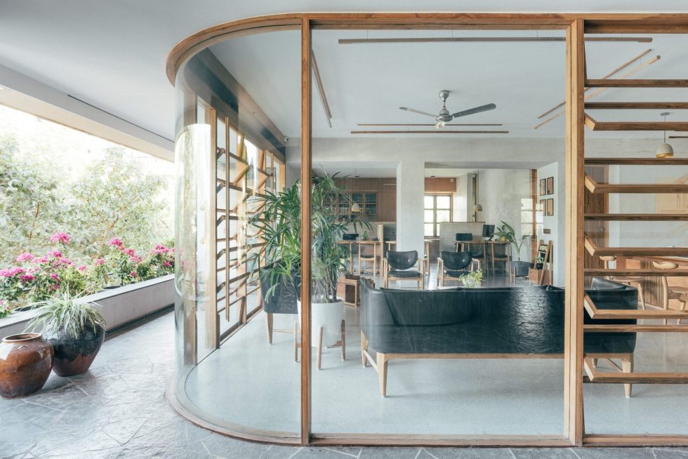 清新原木風(fēng)辦公室裝修設(shè)計(jì)木質(zhì)框架弧形玻璃隔斷 清新原木風(fēng)辦公室裝修設(shè)計(jì)木質(zhì)框架弧形玻璃隔斷