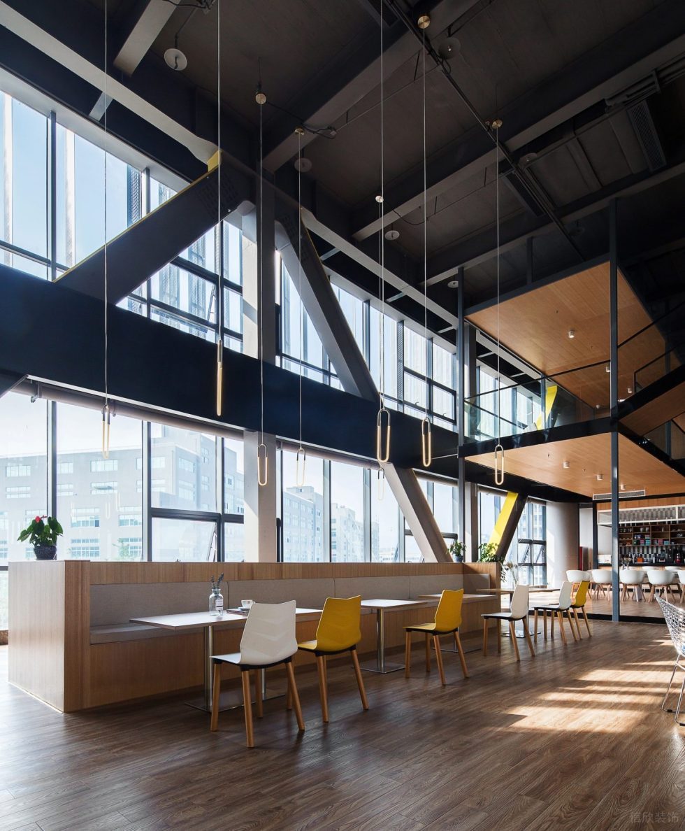 深色現代風辦公室裝修設計木質卡座洽談區 深色現代風辦公室裝修設計木質卡座洽談區