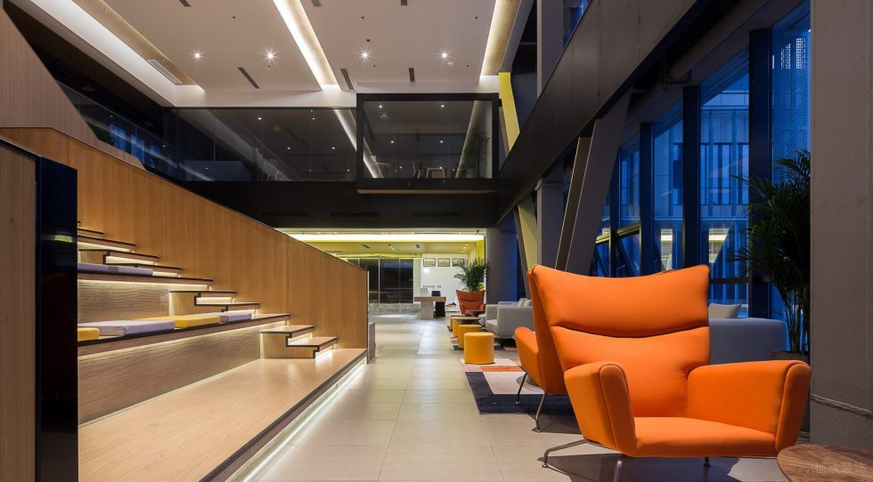 深色現代風辦公室裝修設計橙色單人沙發 深色現代風辦公室裝修設計橙色單人沙發