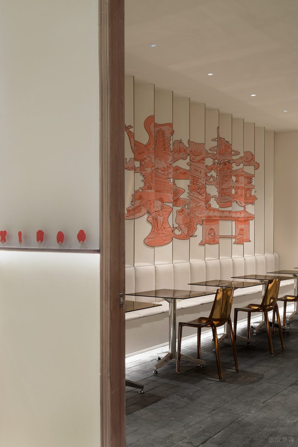 素雅白色甜品店紅色字體背景裝修設計