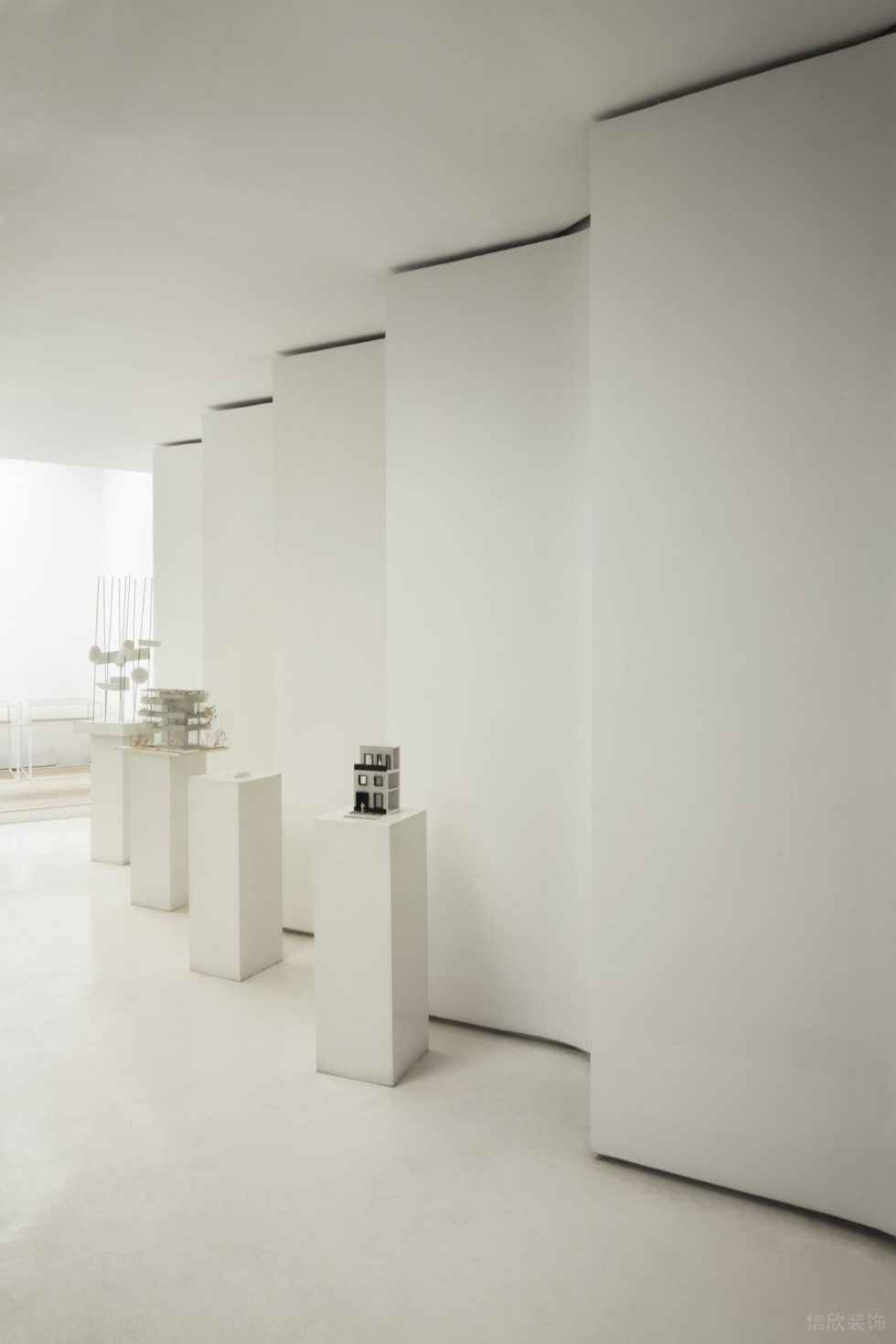 素雅極簡風辦公室裝修設計白色立柱展示臺 素雅極簡風辦公室裝修設計白色立柱展示臺