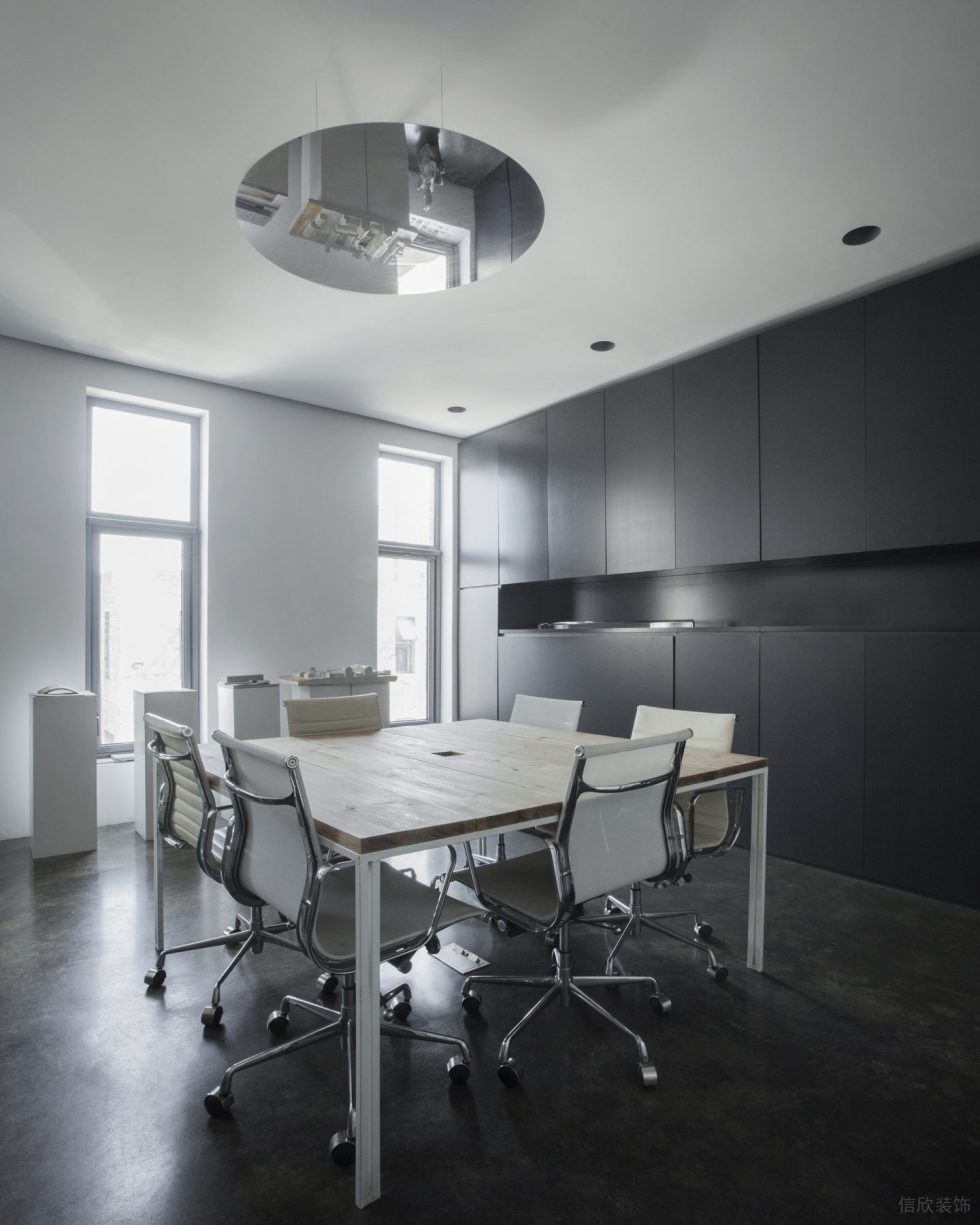 素雅極簡風(fēng)辦公室裝修設(shè)計(jì)深色會議室效果圖