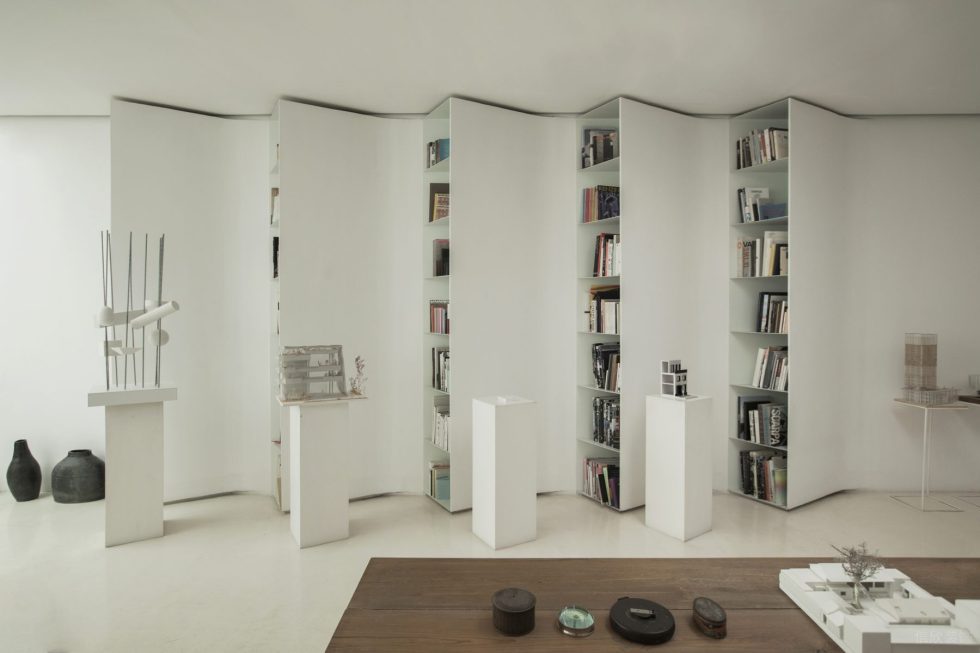 素雅極簡風辦公室裝修設計白色弧形藝術書架 素雅極簡風辦公室裝修設計白色弧形藝術書架