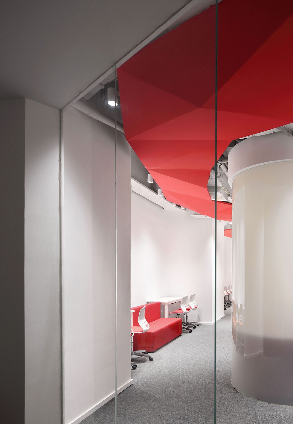 深圳寶安中心區壹方中心紅白色調辦公室裝修工程 玻璃隔斷墻