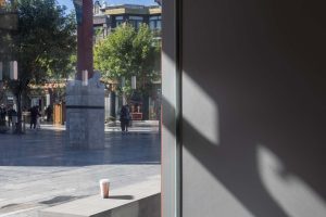 深圳市現(xiàn)代極簡(jiǎn)風(fēng)飲品店仿古磚座椅裝修設(shè)計(jì)