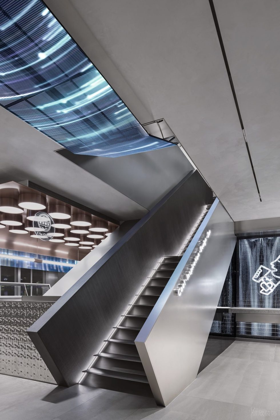 現(xiàn)代風飲品店炫酷不銹鋼樓梯裝修設計