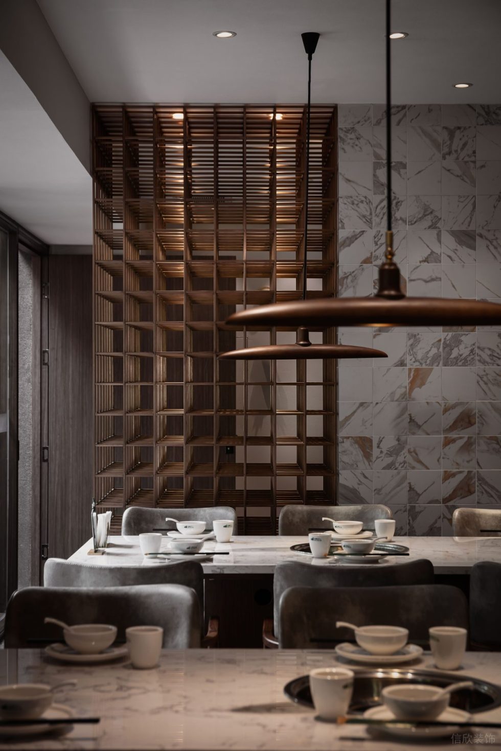 現(xiàn)代輕奢風(fēng)火鍋店極簡吊燈搭鋁合金屏風(fēng)架設(shè)計(jì)效果圖
