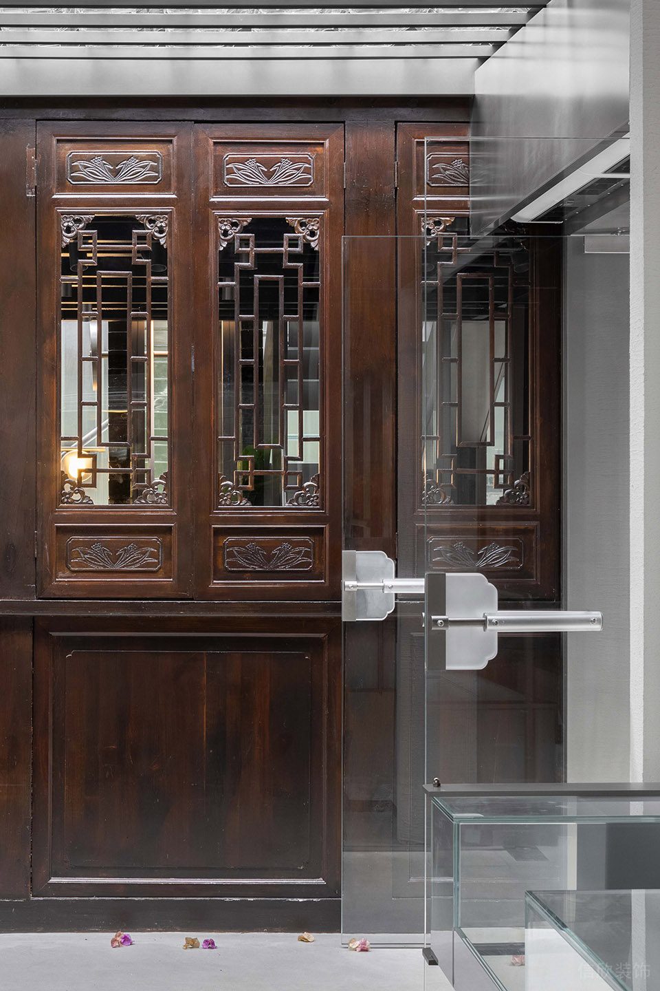 現(xiàn)代新中式甜品店古樸新中式門扇細節(jié)裝修設(shè)計