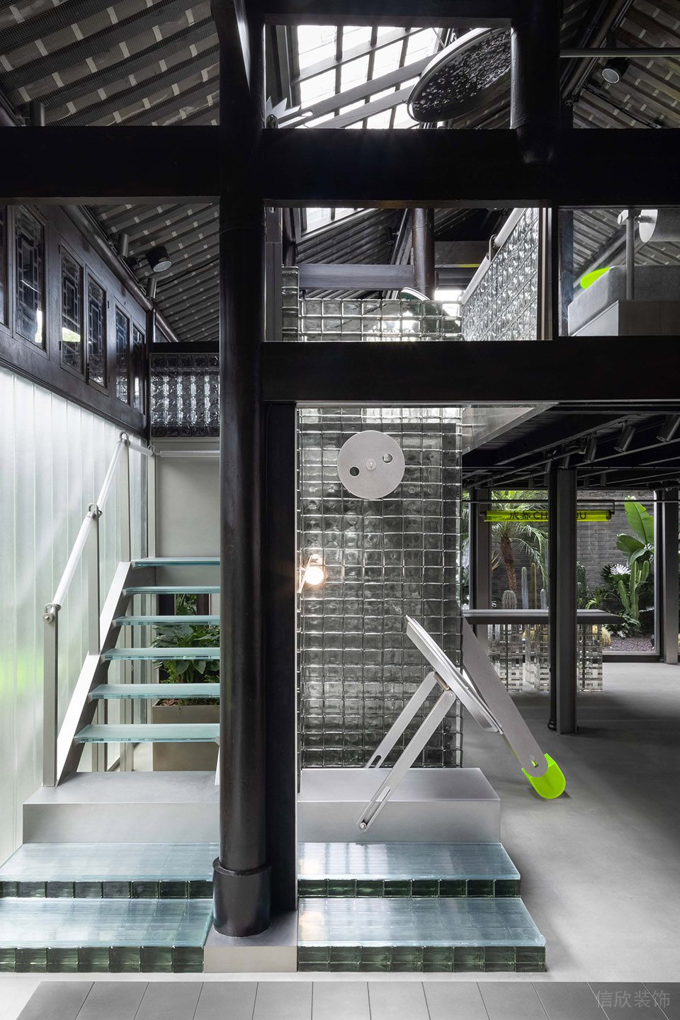 現(xiàn)代新中式甜品店上晶瑩剔透玻璃梯道裝修設(shè)計