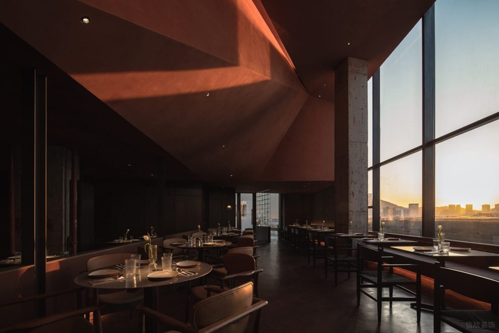 現(xiàn)代雅致西餐廳裝修設計 造型吊頂及落地玻璃窗