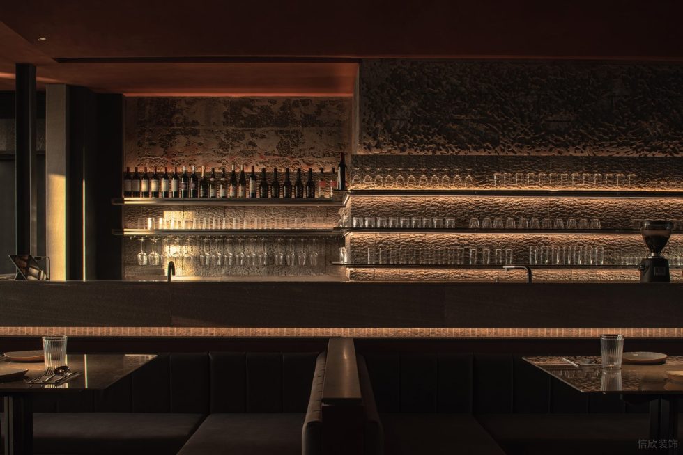 現(xiàn)代雅致西餐廳裝修設計 燈帶裝飾低奢酒柜