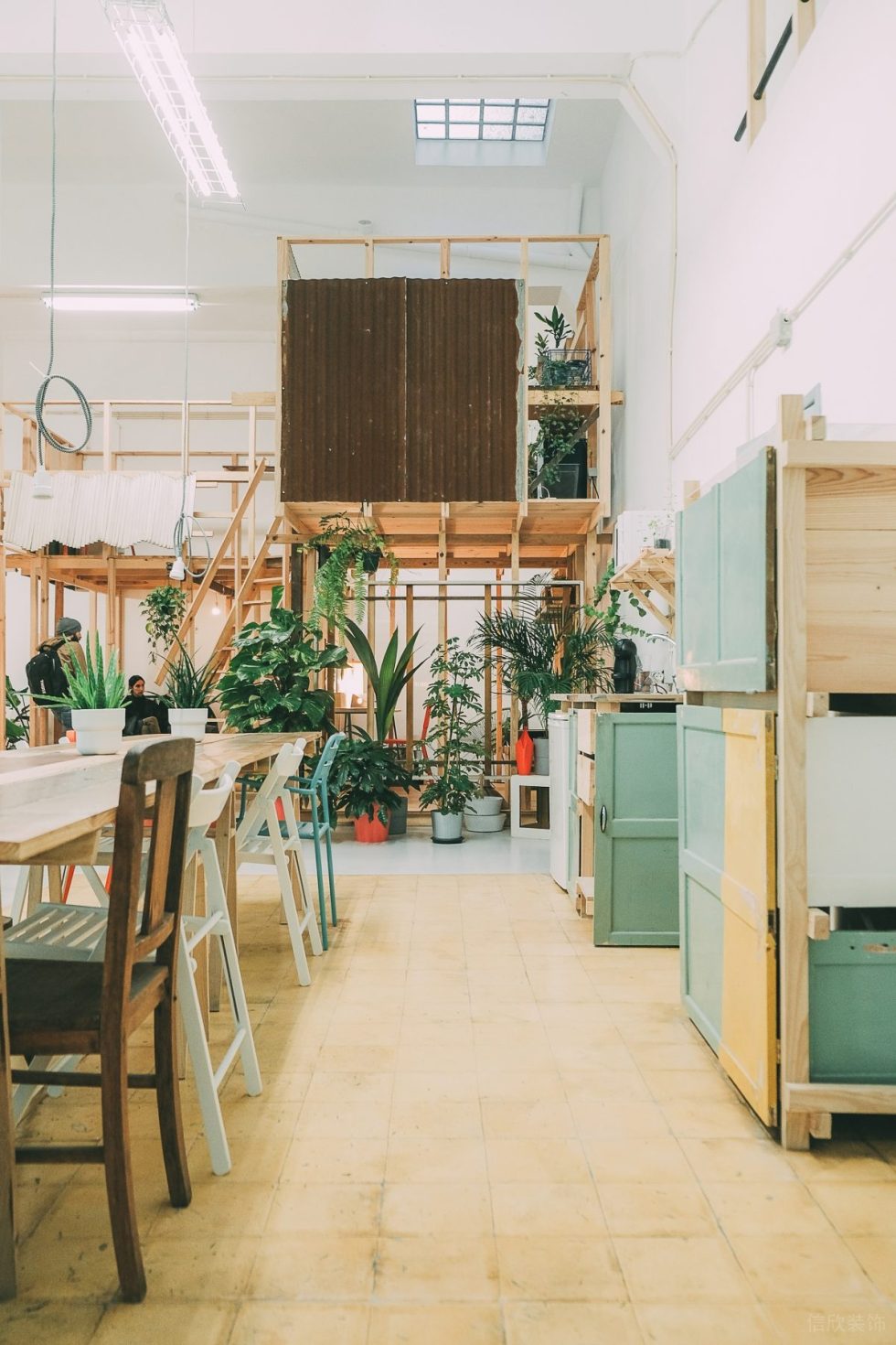 原木風創(chuàng)意工作室裝修設計 一層工作區(qū)綠植盆栽