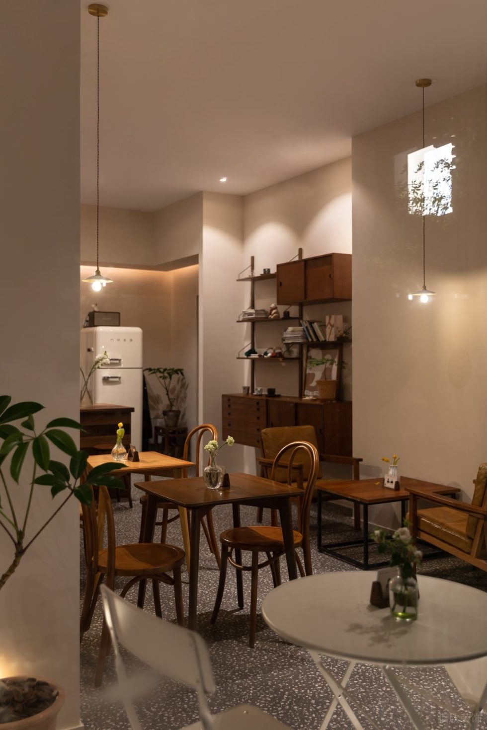 原木風(fēng)咖啡店多材質(zhì)多款式桌椅裝修圖