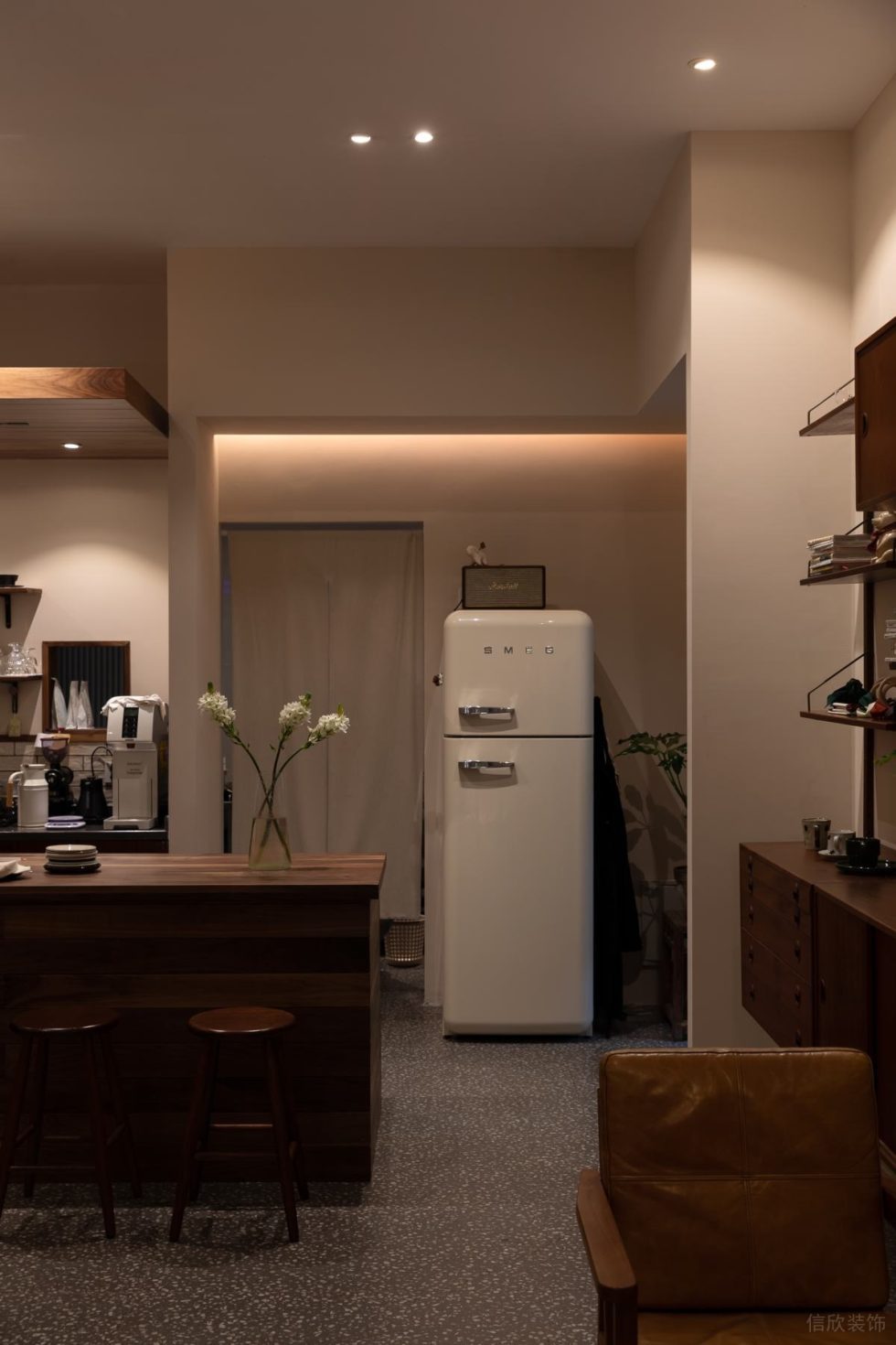 原木風(fēng)咖啡店暖白燈光、暗藏?zé)魩аb修設(shè)計