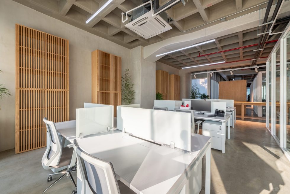 原木工業(yè)風辦公室裝修設(shè)計白色辦公桌