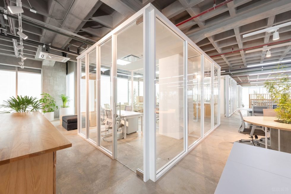 原木工業(yè)風(fēng)辦公室裝修設(shè)計白色邊框玻璃隔斷 原木工業(yè)風(fēng)辦公室裝修設(shè)計白色邊框玻璃隔斷