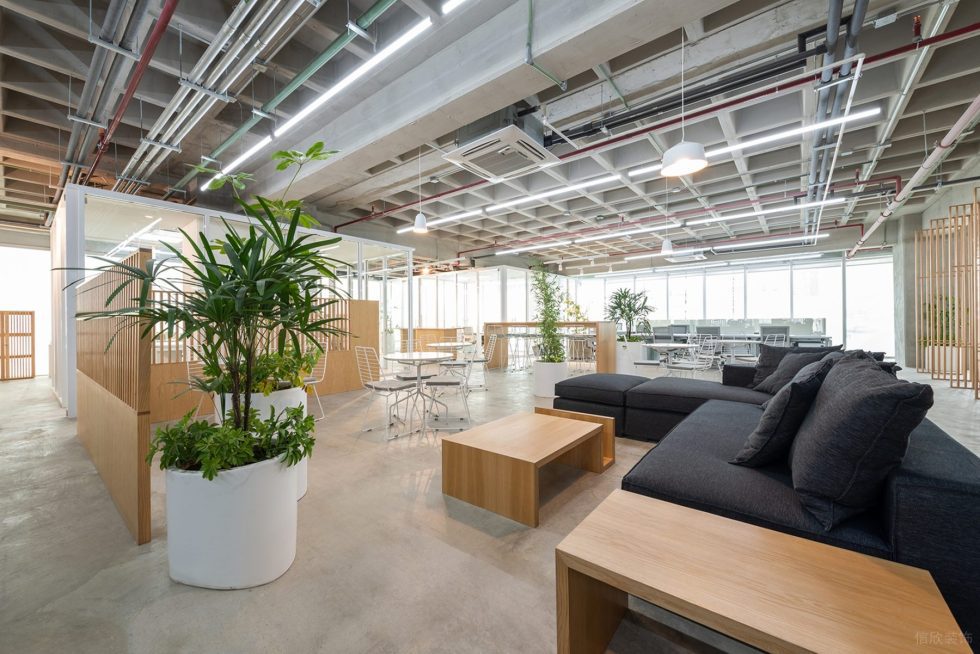 原木工業(yè)風(fēng)辦公室裝修設(shè)計黑色布藝沙發(fā) 原木工業(yè)風(fēng)辦公室裝修設(shè)計黑色布藝沙發(fā)