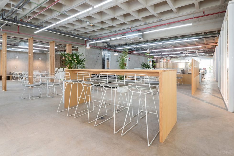 原木工業(yè)風(fēng)辦公室裝修設(shè)計原木色吧臺洽談區(qū) 原木工業(yè)風(fēng)辦公室裝修設(shè)計原木色吧臺洽談區(qū)