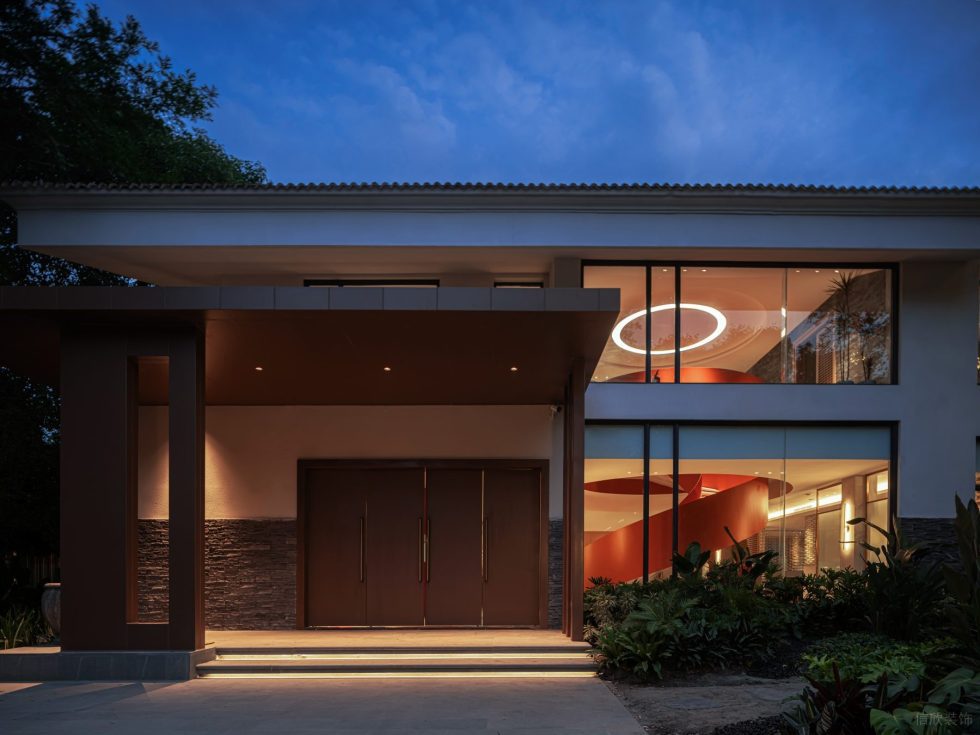 原木極簡(jiǎn)風(fēng)餐廳深咖色極簡(jiǎn)木門裝修圖