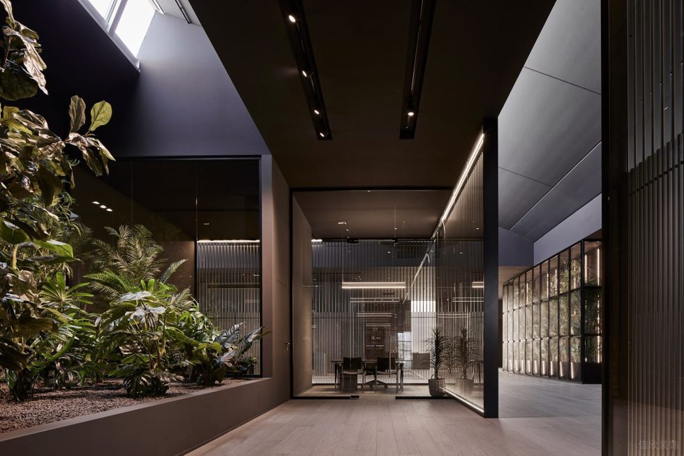 沉靜深色調櫥柜展廳裝修設計方案 過道公共區(qū)域