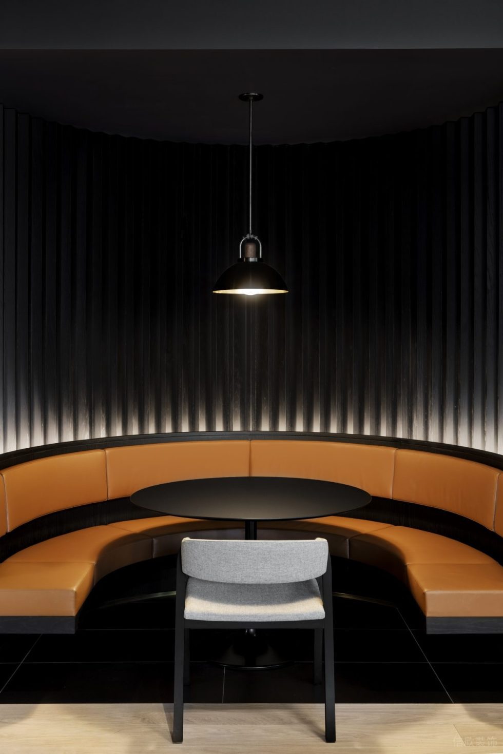 高級(jí)簡(jiǎn)約風(fēng)辦公室裝修設(shè)計(jì)橙色弧形卡座洽談區(qū) 高級(jí)簡(jiǎn)約風(fēng)辦公室裝修設(shè)計(jì)橙色弧形卡座洽談區(qū)