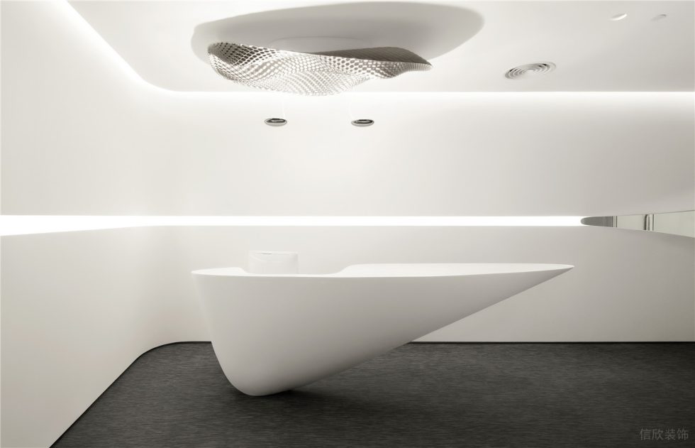 灰白色現(xiàn)代風(fēng)辦公室裝修設(shè)計白色不規(guī)則造型前臺 灰白色現(xiàn)代風(fēng)辦公室裝修設(shè)計白色不規(guī)則造型前臺