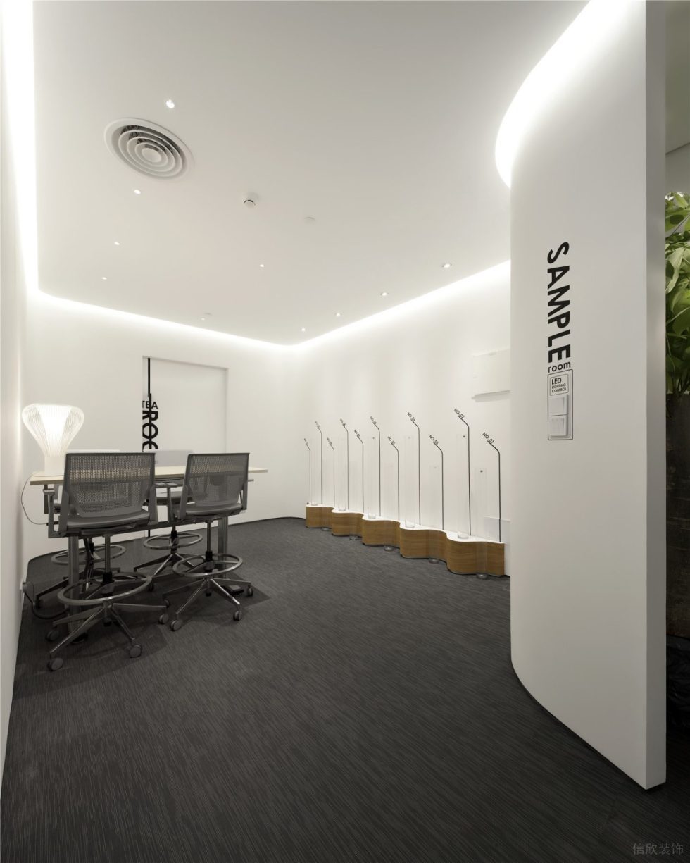 灰白色現(xiàn)代風(fēng)辦公室裝修設(shè)計灰白色洽談室 灰白色現(xiàn)代風(fēng)辦公室裝修設(shè)計灰白色洽談室