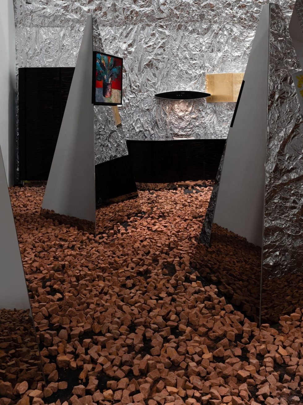 金屬感工業(yè)風(fēng)畫(huà)廊裝修設(shè)計(jì)方案 地面紅色碎磚鋪墊