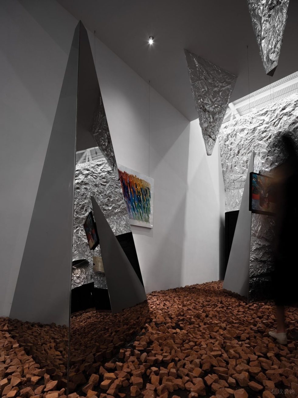 金屬感工業(yè)風(fēng)畫(huà)廊裝修設(shè)計(jì)方案 頂面倒立三角造型