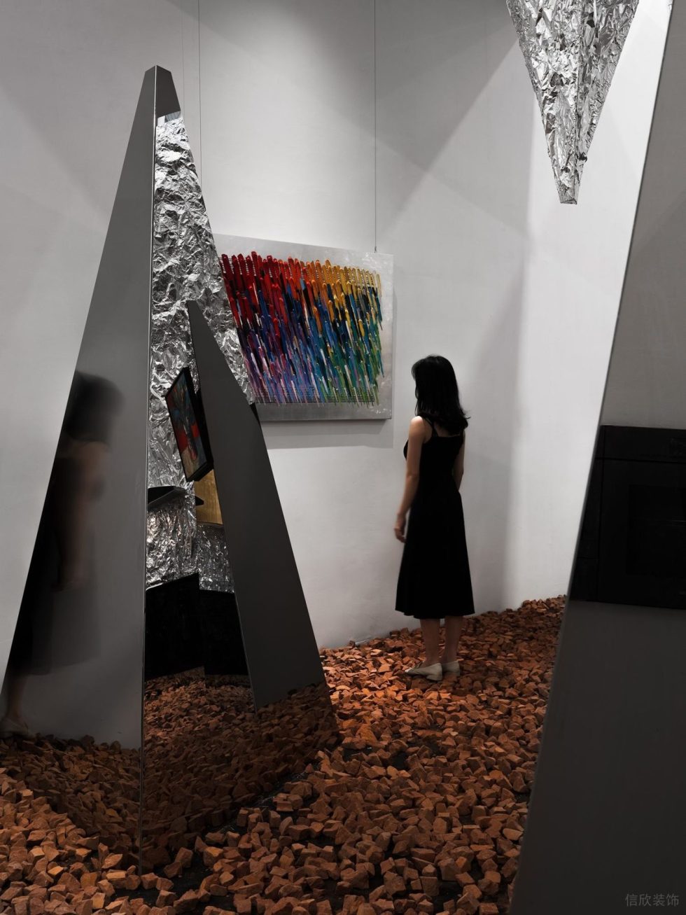 金屬感工業(yè)風(fēng)畫(huà)廊裝修設(shè)計(jì)方案 模特觀展效果圖