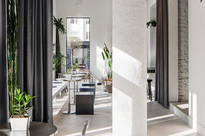 簡(jiǎn)約工業(yè)風(fēng)咖啡廳雪白配色過道裝修示意圖