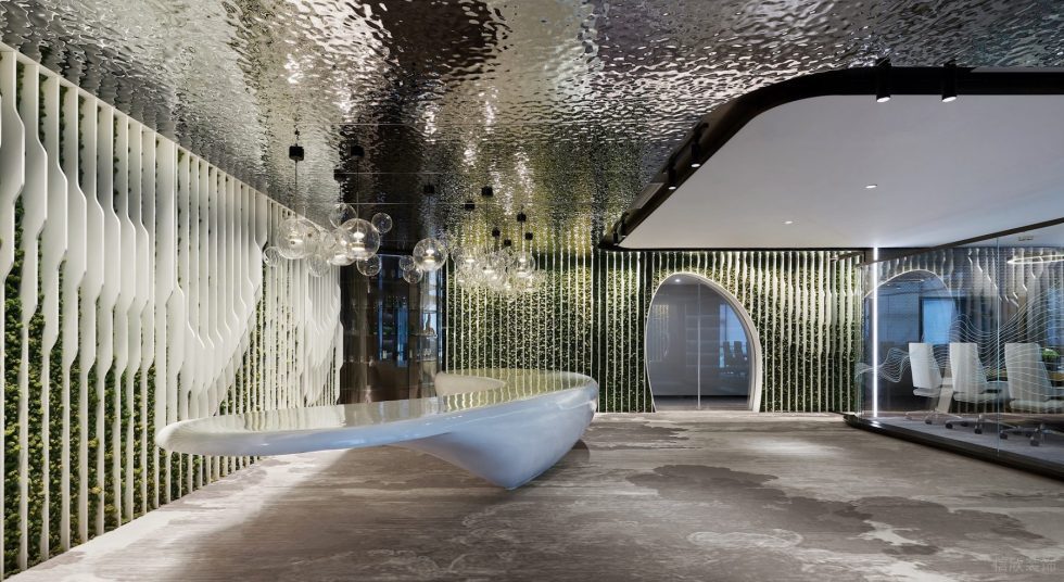 魔幻現(xiàn)代風(fēng)辦公室裝修設(shè)計(jì)銀色波紋不銹鋼天花吊頂