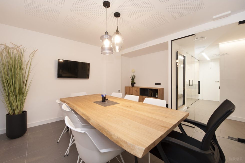 暖白色極簡(jiǎn)風(fēng)辦公室裝修設(shè)計(jì)暖白色會(huì)議室