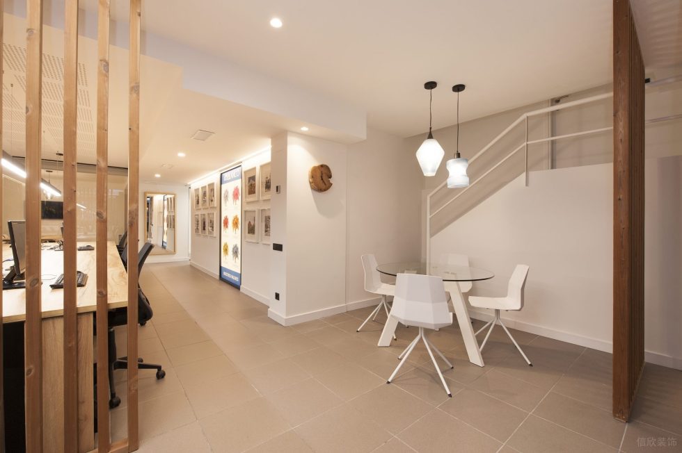 暖白色極簡風(fēng)辦公室裝修設(shè)計暖白色洽談區(qū)