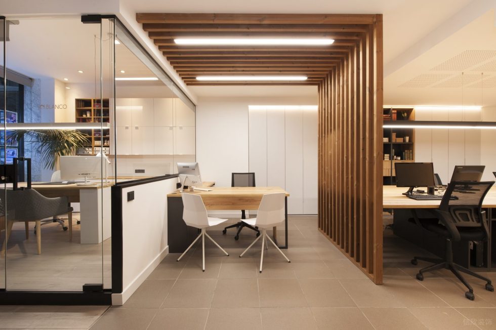 暖白色極簡風(fēng)辦公室裝修設(shè)計(jì)暖白色主管辦公區(qū)